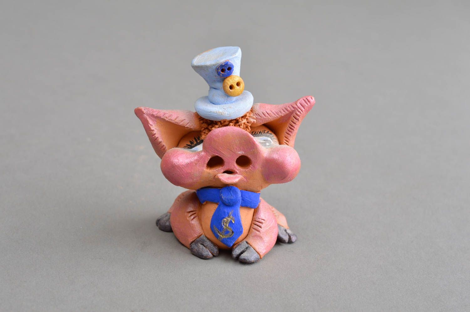 Смешная керамическая фигурка денежная свинья в голубом цилиндре и галстуком фото 2