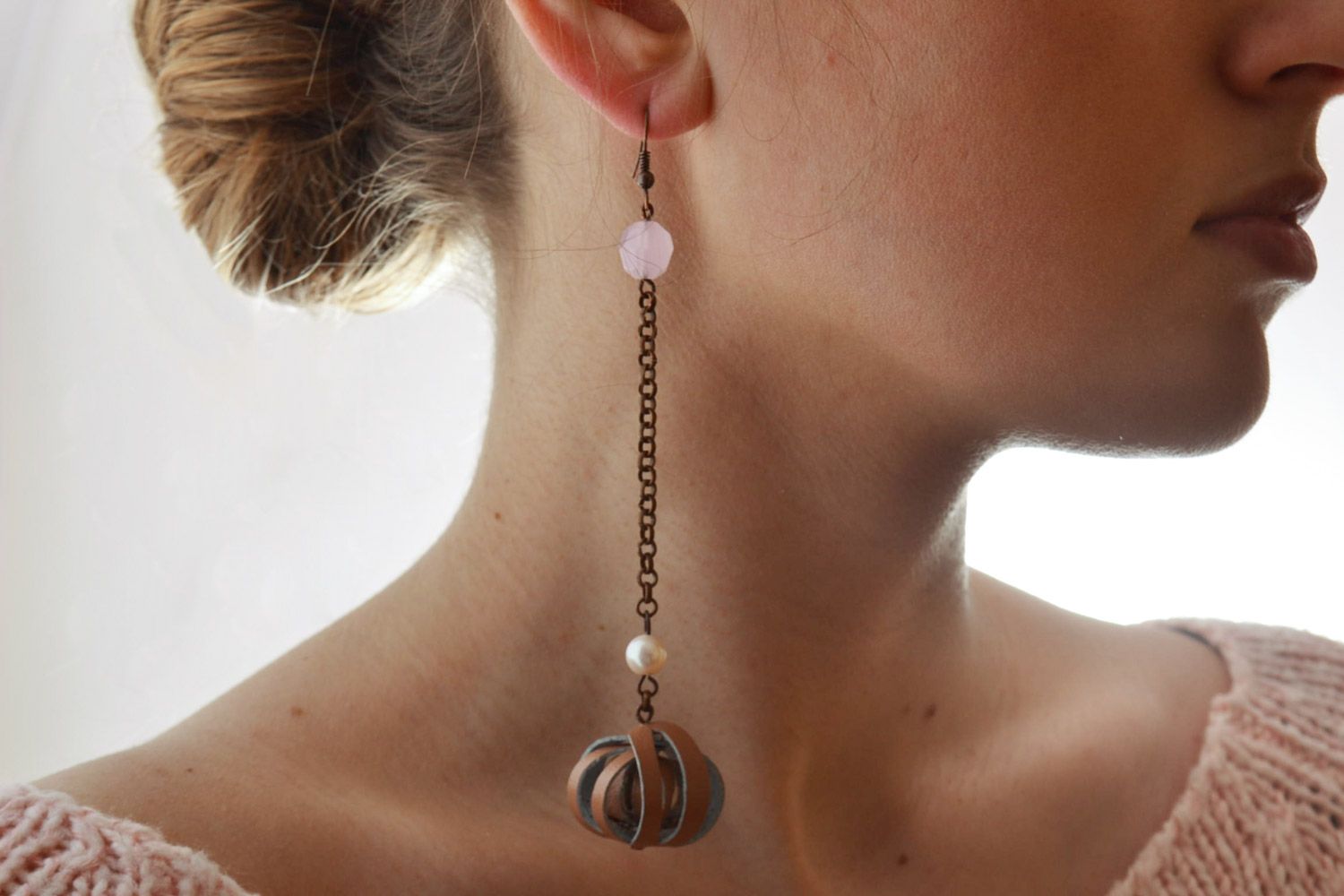 Lange beige Ohrringe aus Leder und echten Steinen mit Kette weiblich handmade foto 1