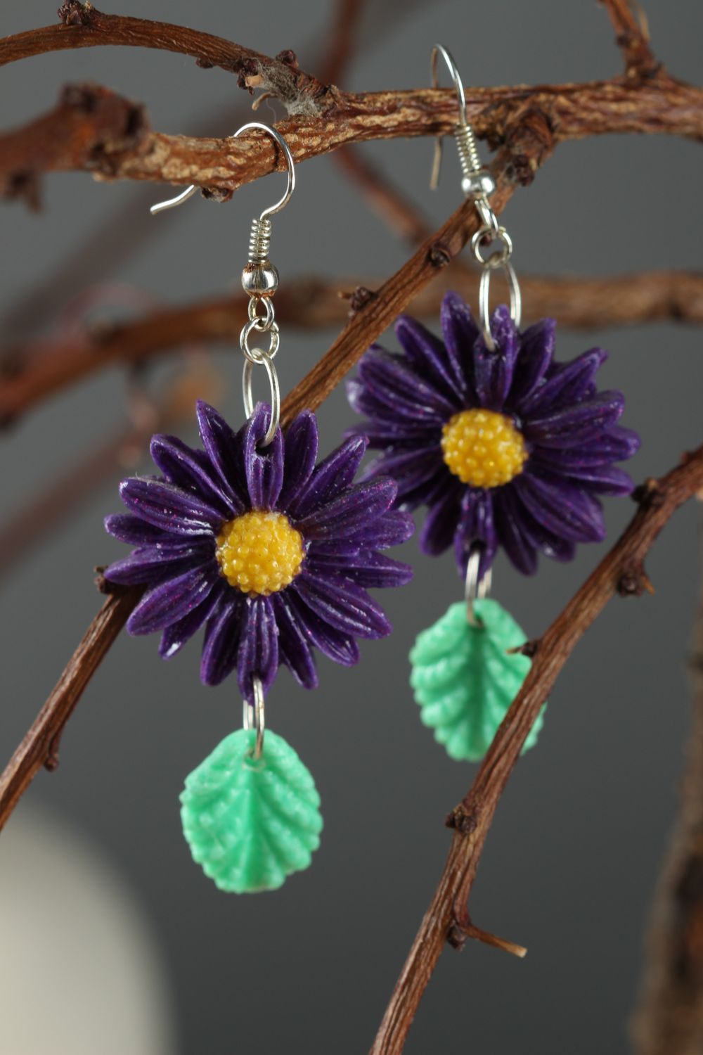 Boucles d'oreilles pendantes Bijou fait main fleurs violettes Cadeau femme photo 1