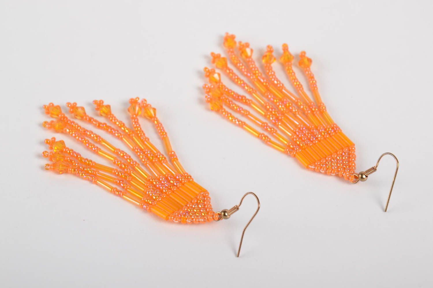 Оранжевые серьги из бисера ручной работы с подвесками красивые яркие женские фото 5