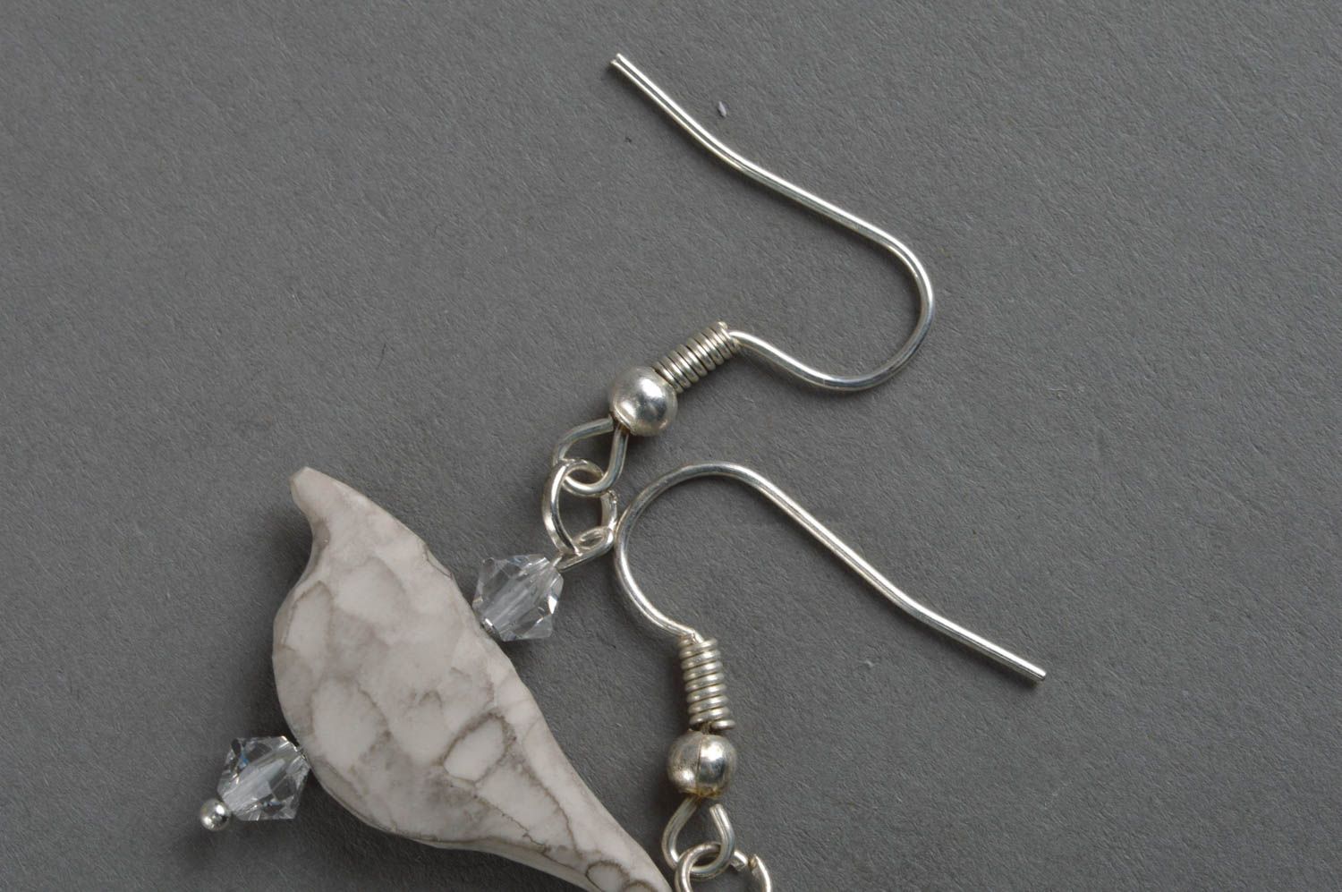 Boucles d'oreilles en pâte polymère et perles fantaisie faites main Oiseaux gris photo 5