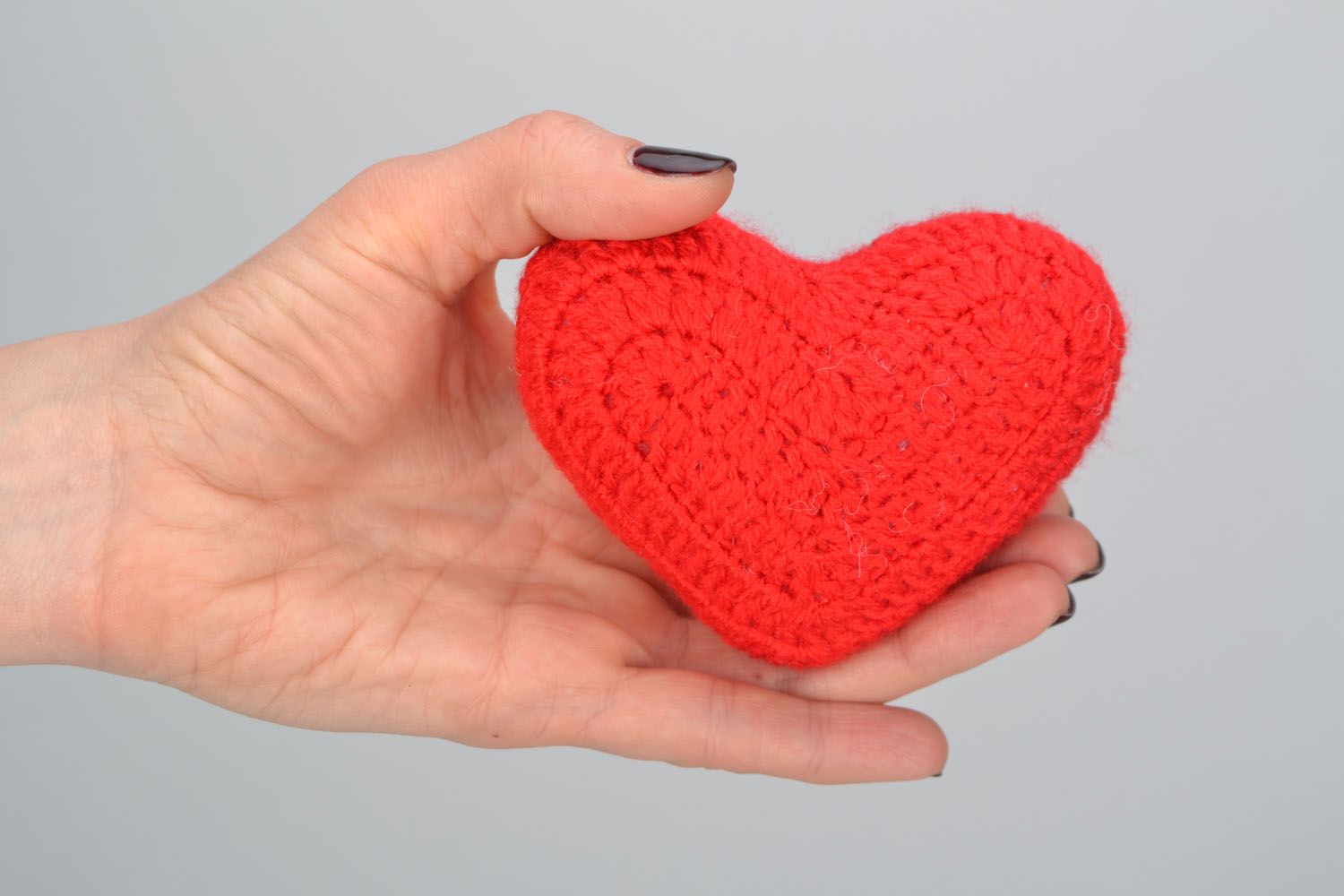 Doudou tricoté au crochet en forme de coeur  photo 1
