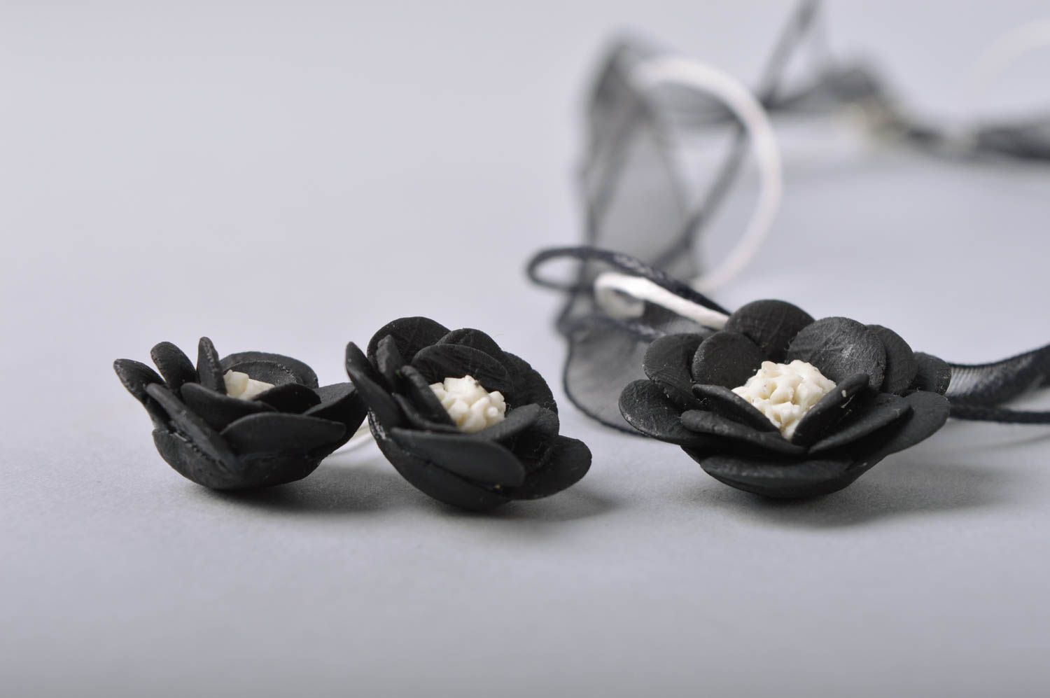 Handmade cold porcelain jewelry set earrings and necklace with black flowers photo 4