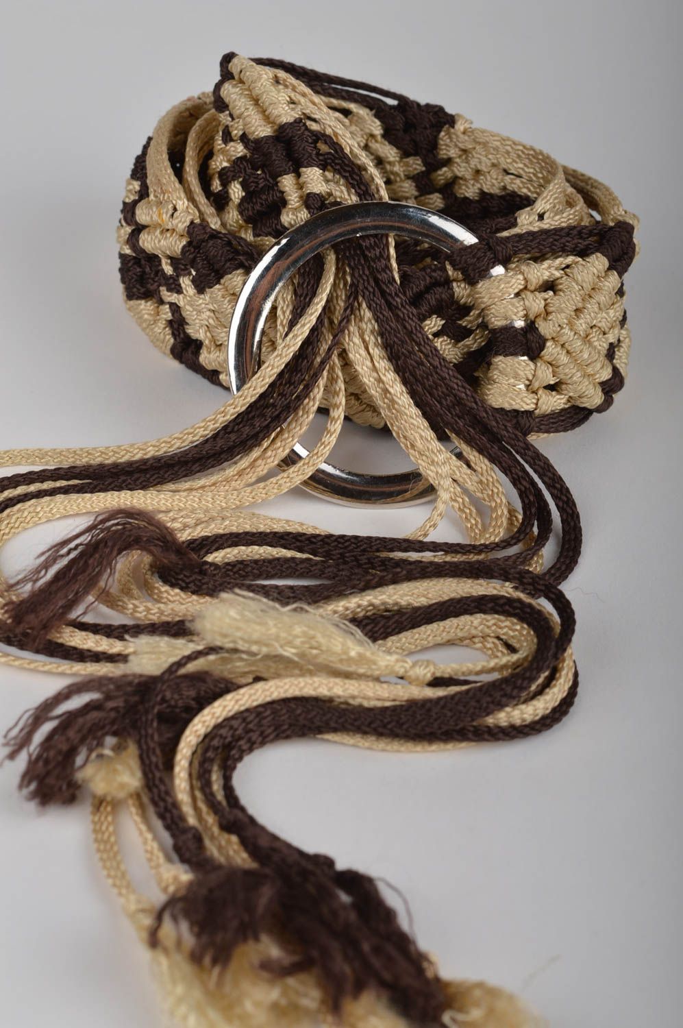 Авторское плетенное украшение пояс бежево-коричневый в технике макраме  фото 4