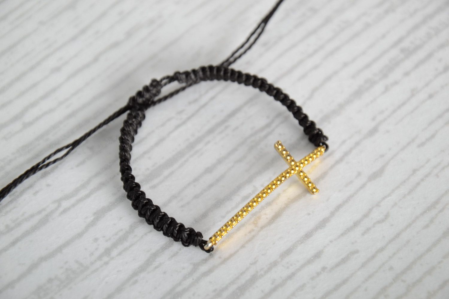 Bracelet en nylon étroit noir avec croix dorée fait main original macramé photo 1