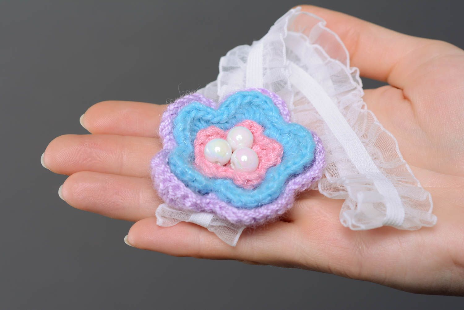 Handgemachtes Haarband für Kinder mit gestrickter Blume aus Fäden für rührenden Look foto 5