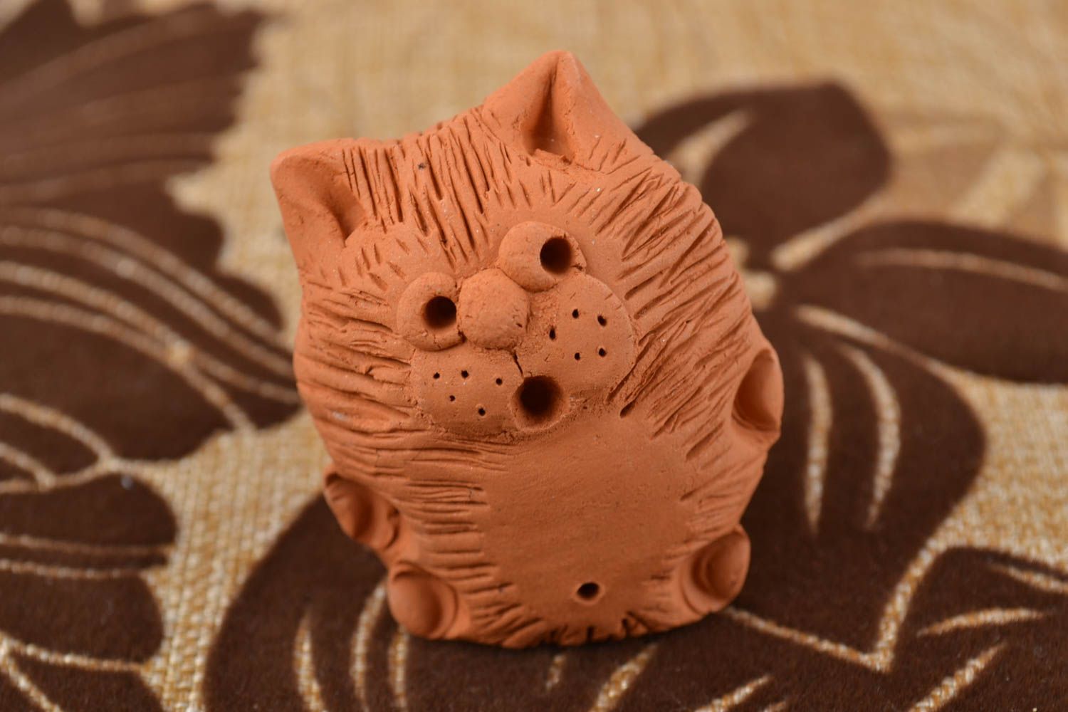 Figura decorativa artesanal de arcilla roja con forma de gato pequeño marrón  foto 1