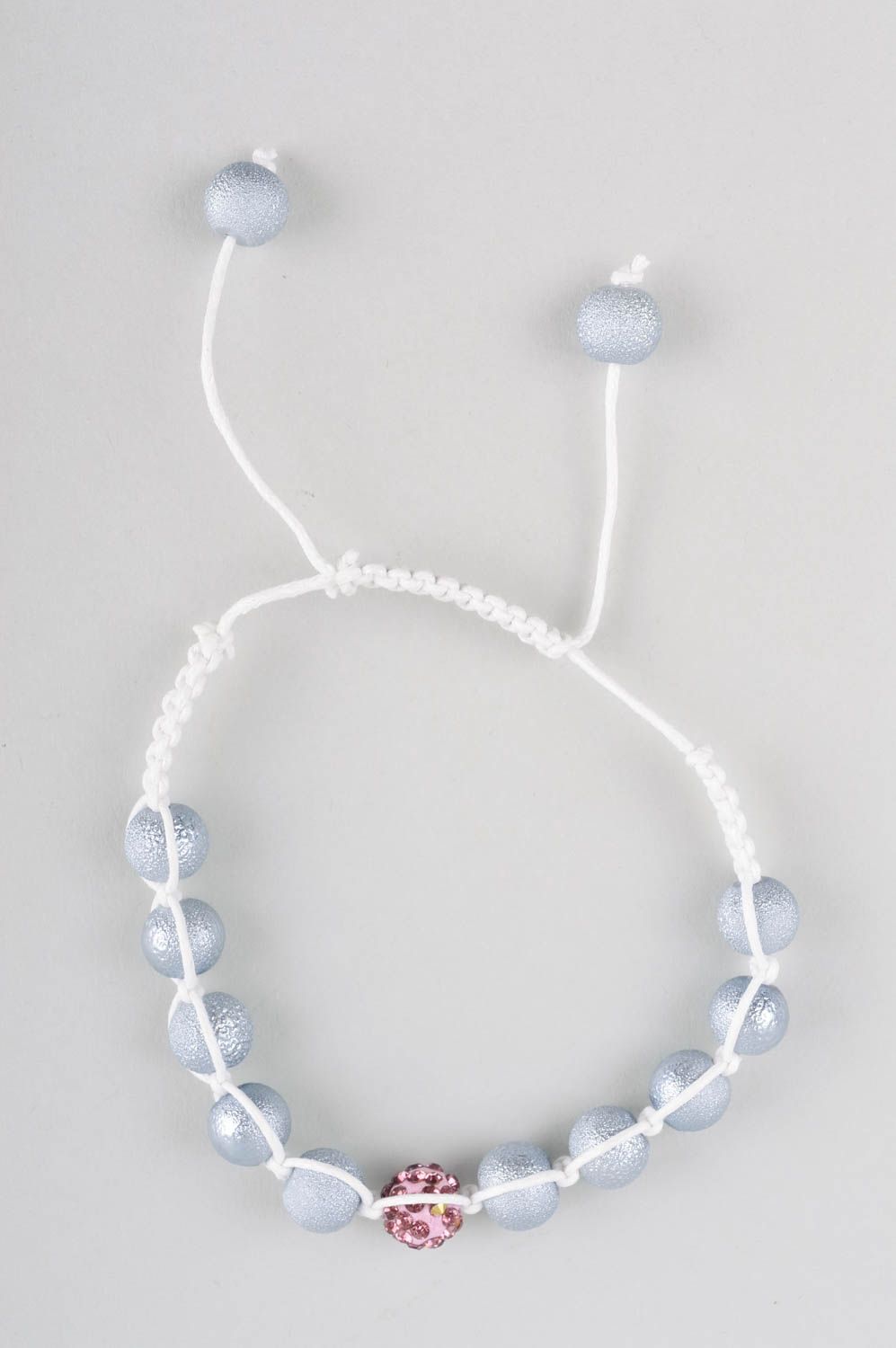 Bracelet fantaisie Bijou fait main tons gris lacet blanc Accessoire femme photo 4