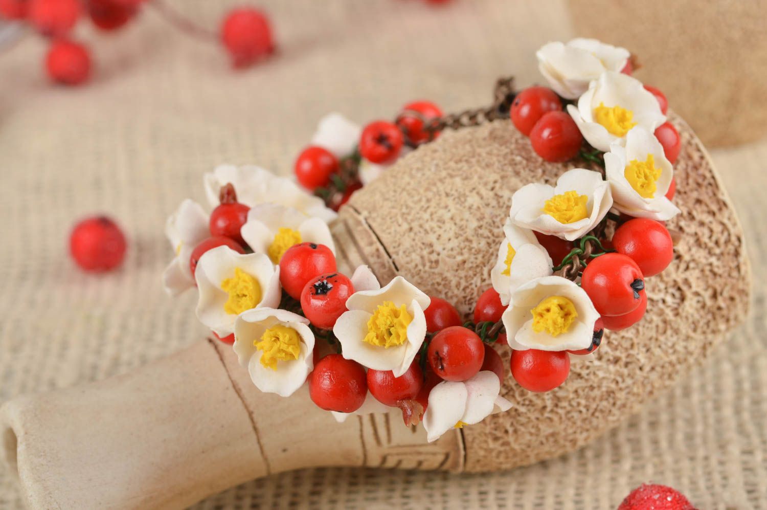 Bracelet fleurs et baies Bijou fait main porcelaine froide Cadeau pour femme photo 1
