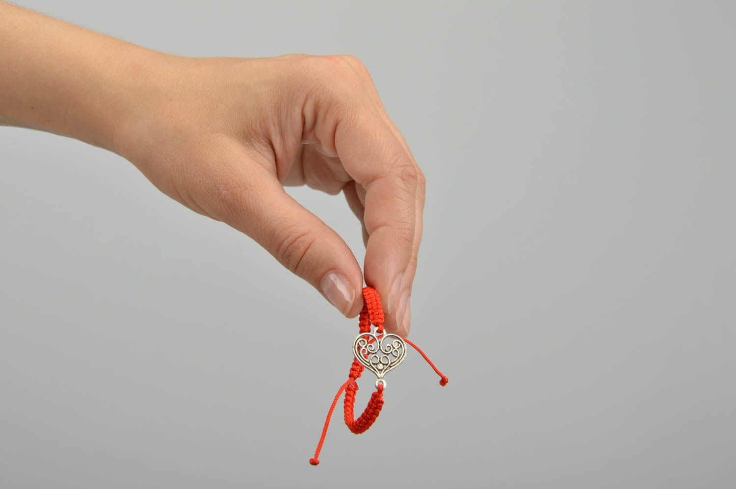 Тонкий красный браслет на руку ручной работы плетеный с сердечком изящный фото 10