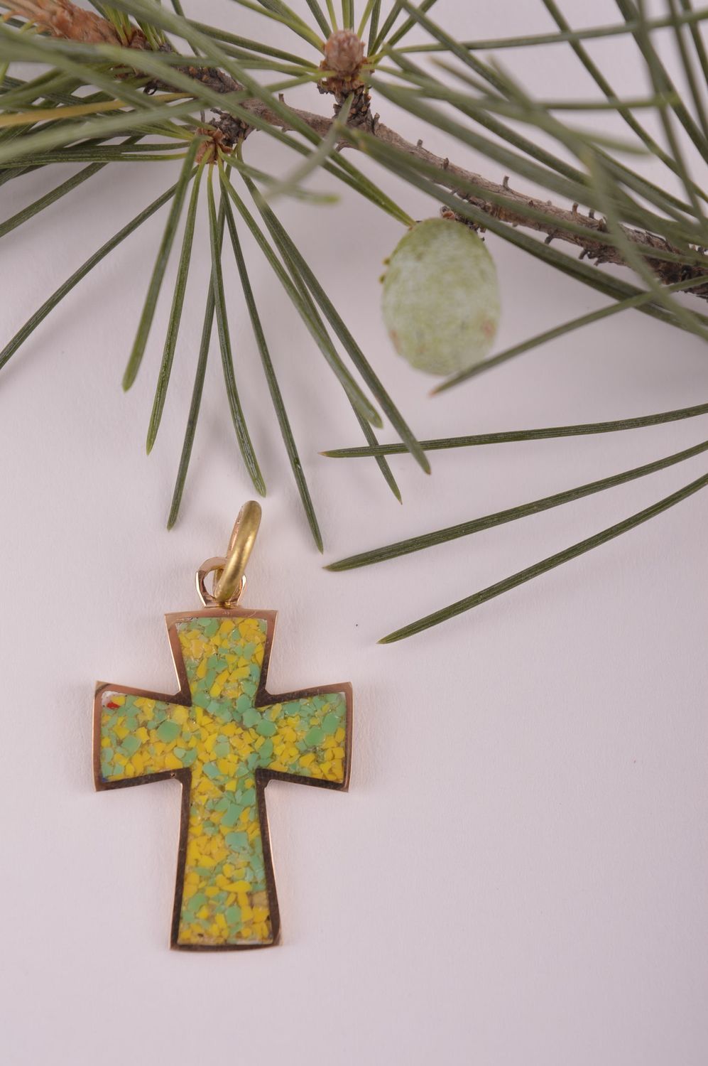 Крестик с камнями handmade подвеска на шею украшение из латуни салатовый крест фото 1