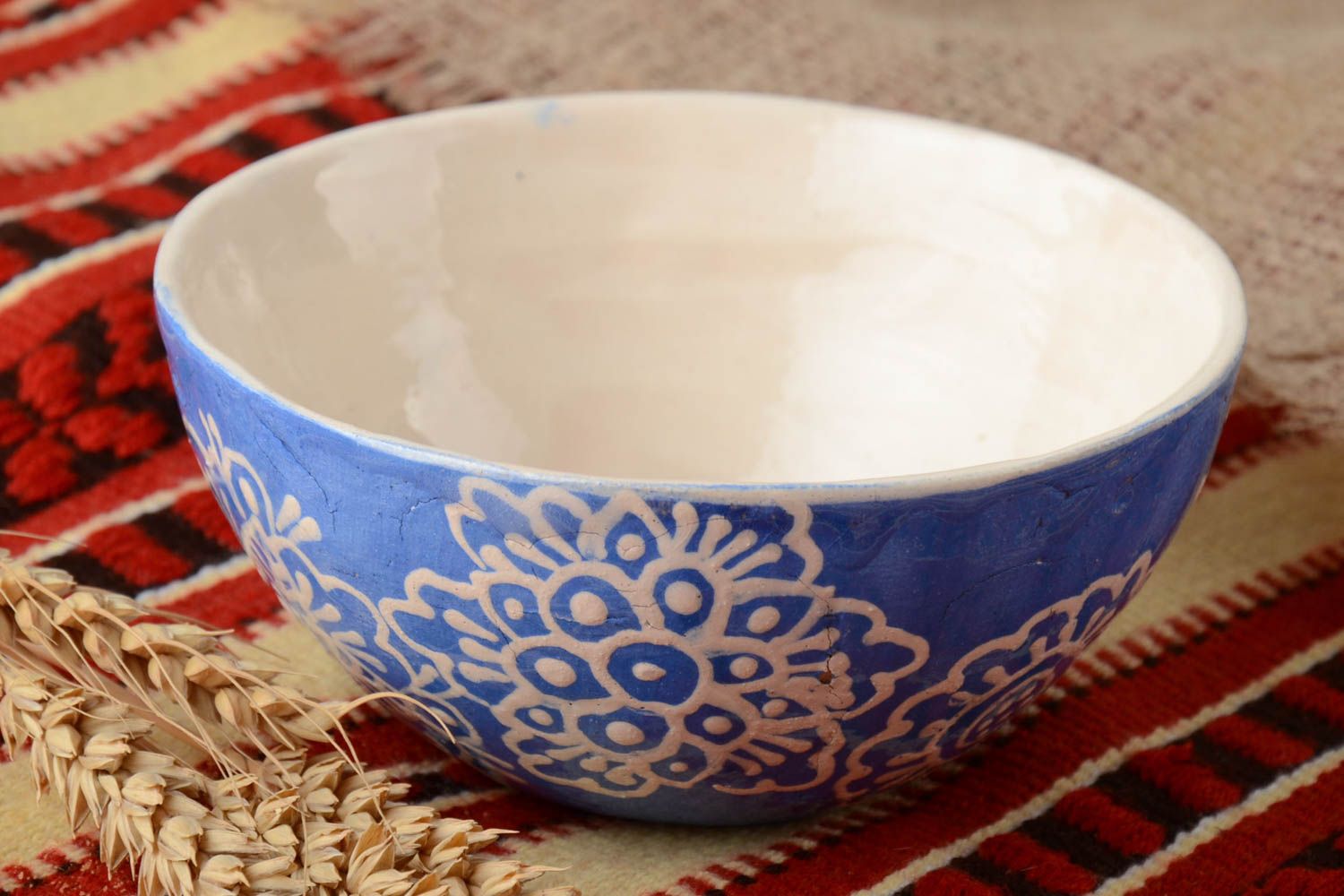 Escudilla de arcilla artesanal para sopa azul con ornamentos blancos de 500 ml foto 1