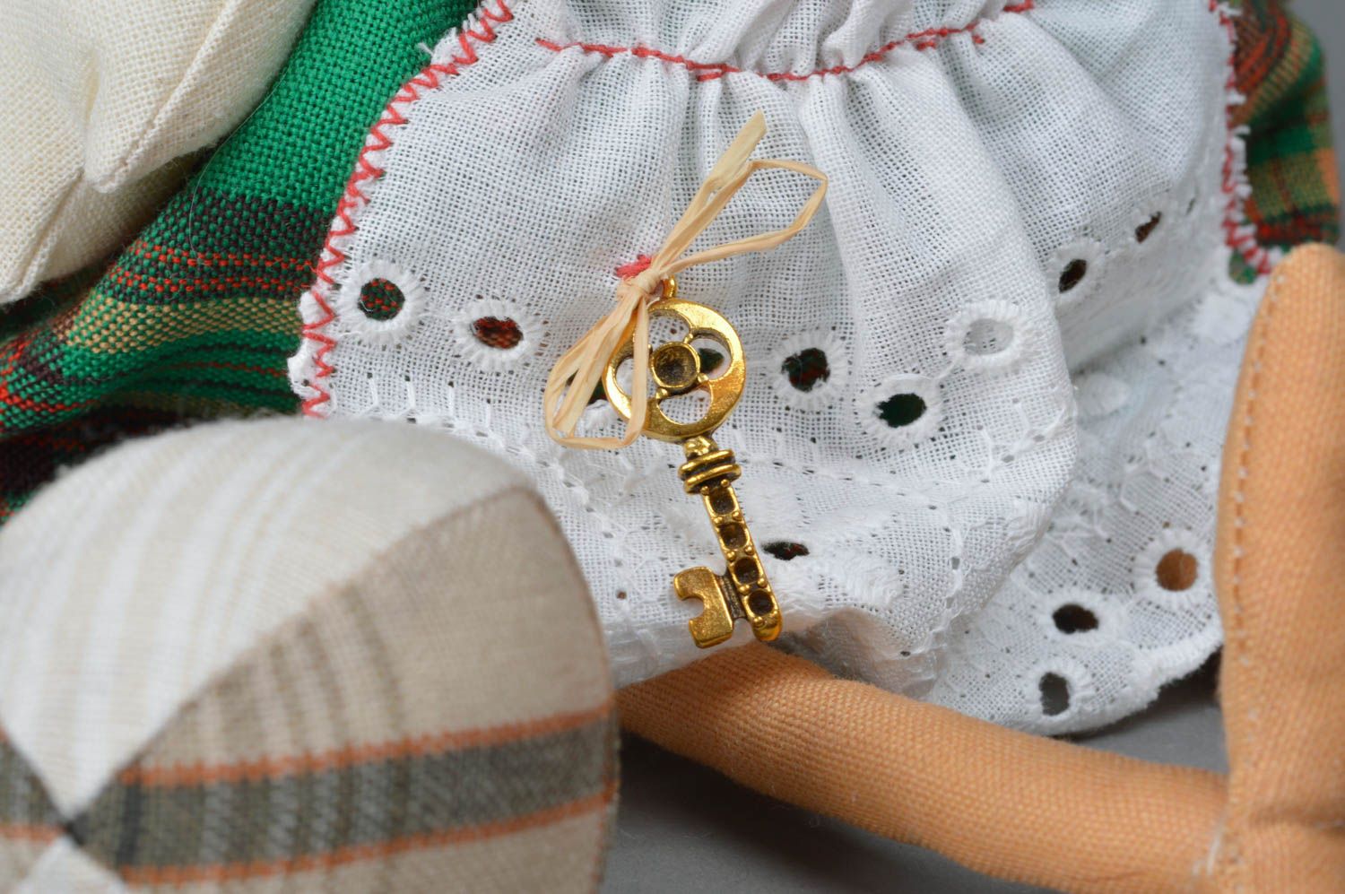Künstlerisches handmade Kuscheltier aus Stoff Osterhuhn Baumwolle foto 2