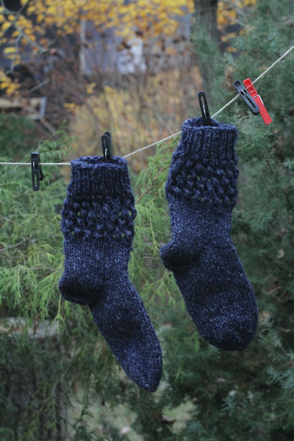 Chaussettes tricotées bleues en laine naturelle photo 1