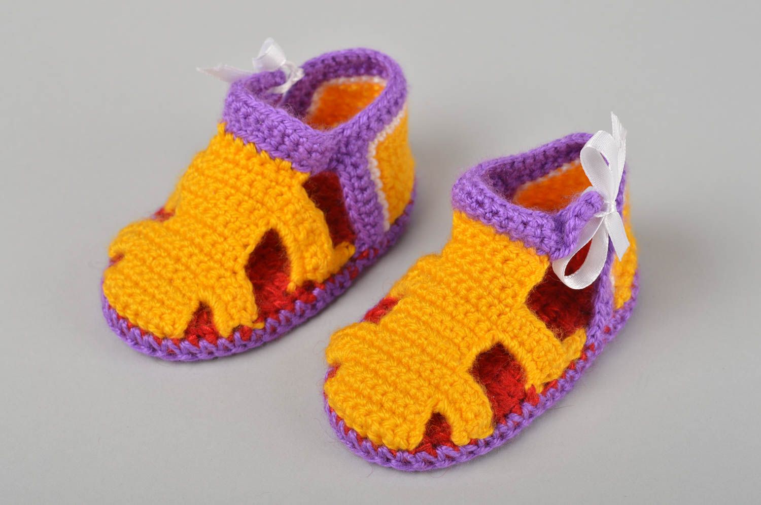 Handgefertigte Schuhe gehäkelte Babyschuhe Geschenk für Kleinkinder bunt  foto 1