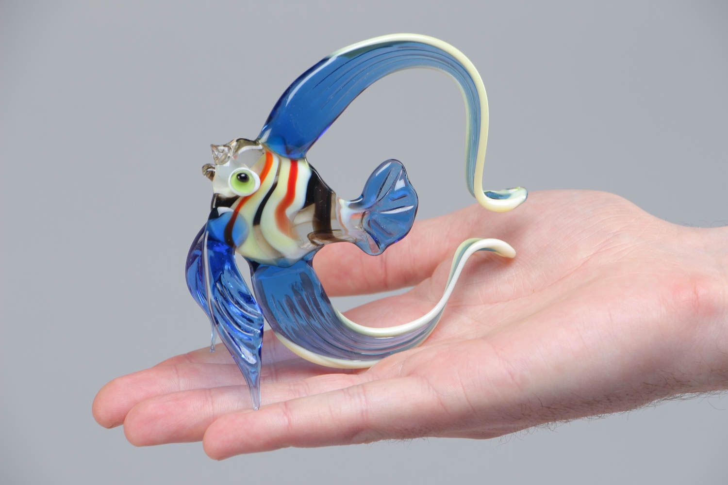 Figura de vidrio hecha a mano y pintada en técnica lampwork con forma de pez  foto 5