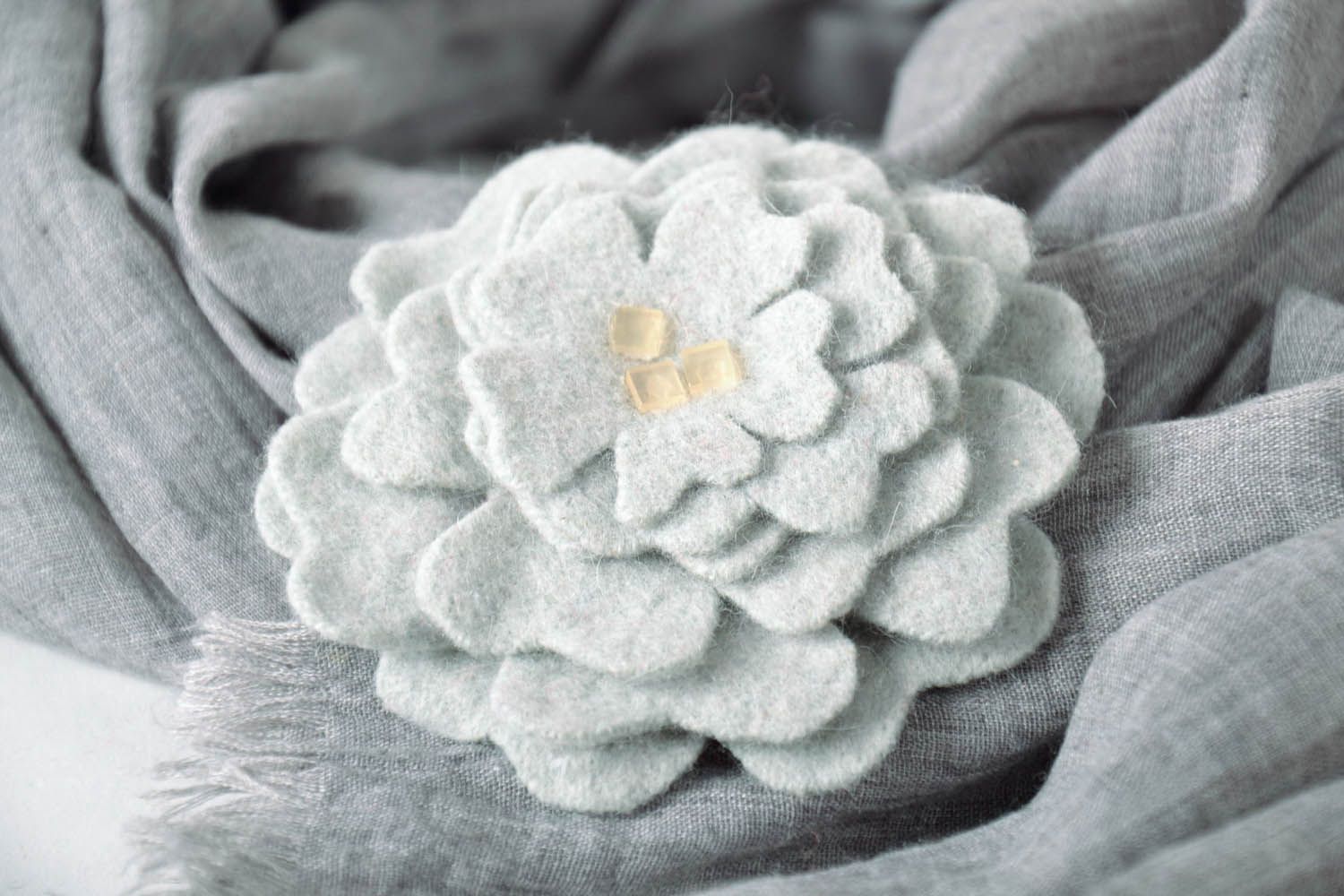 Broche de lã Flor branca foto 1
