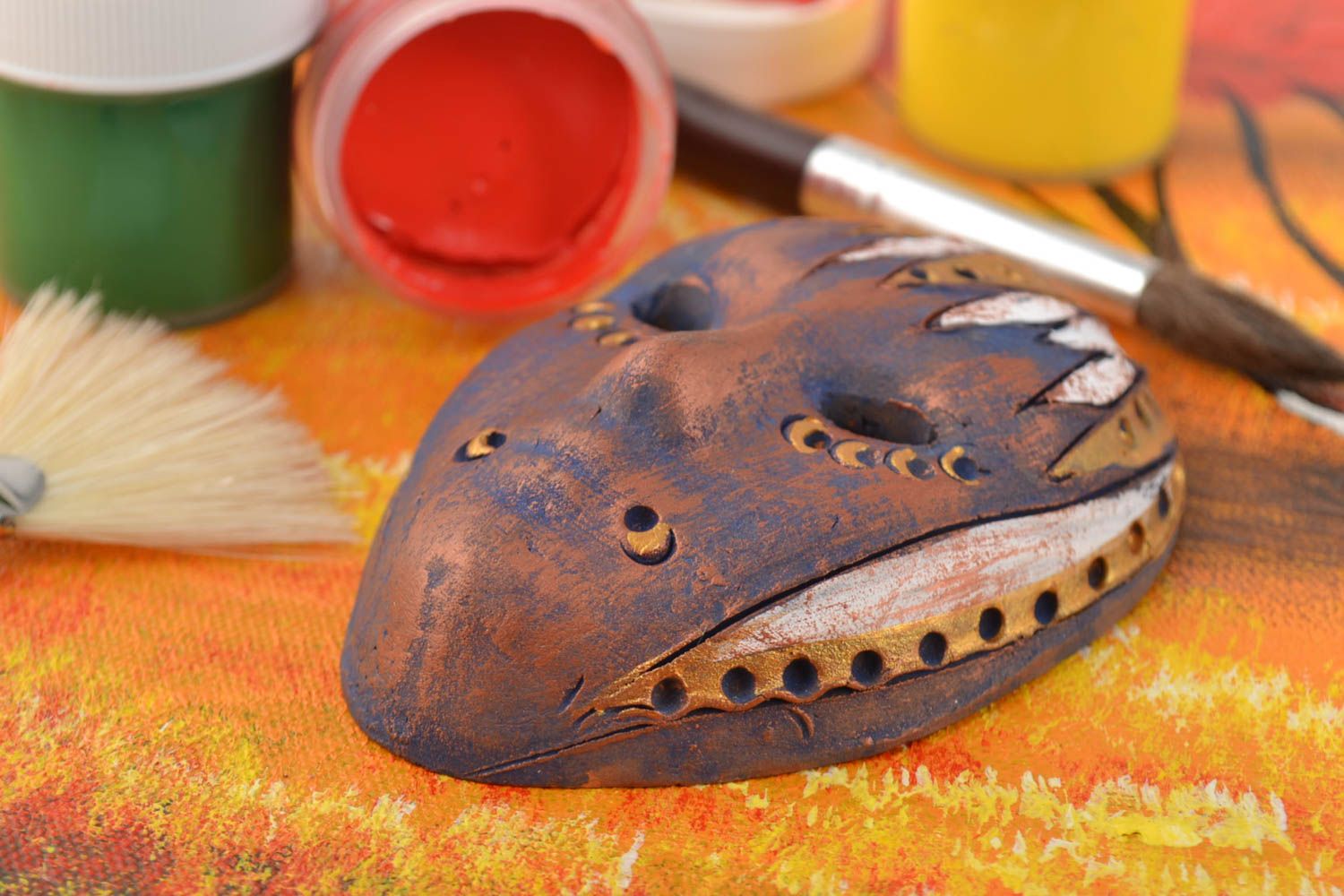 Aimant frigo masque céramique fait main peint de couleurs acryliques original photo 1