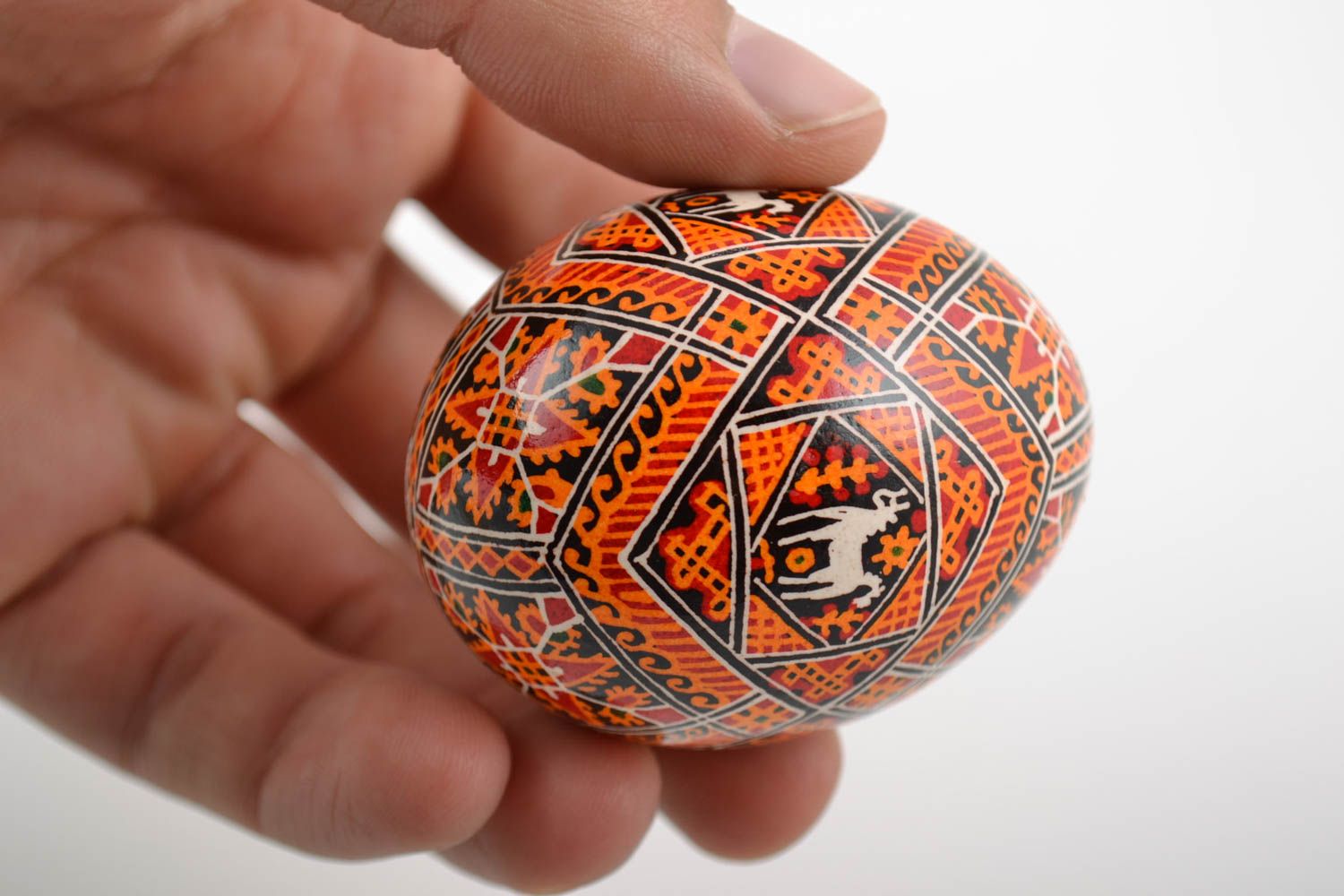 Huevo de Pascua de gallina pintado con arcílicos artesanal con ornamentos foto 2