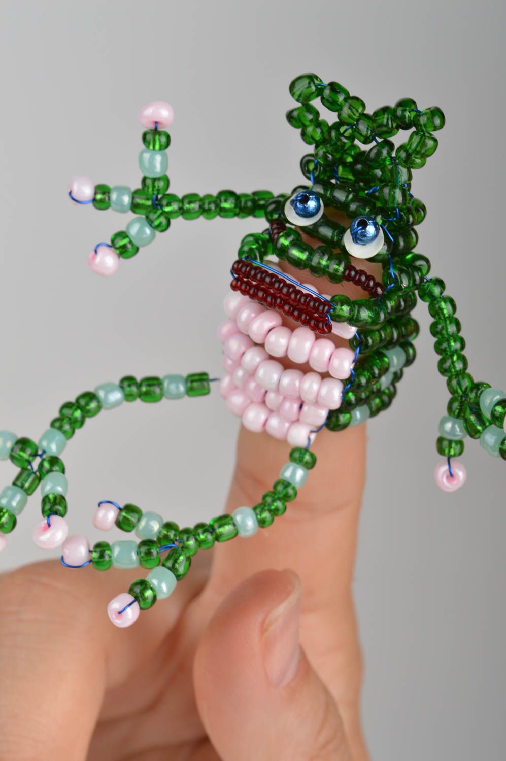Petite marionnette à doigt verte faite main en perles de rocaille Grenouille photo 2