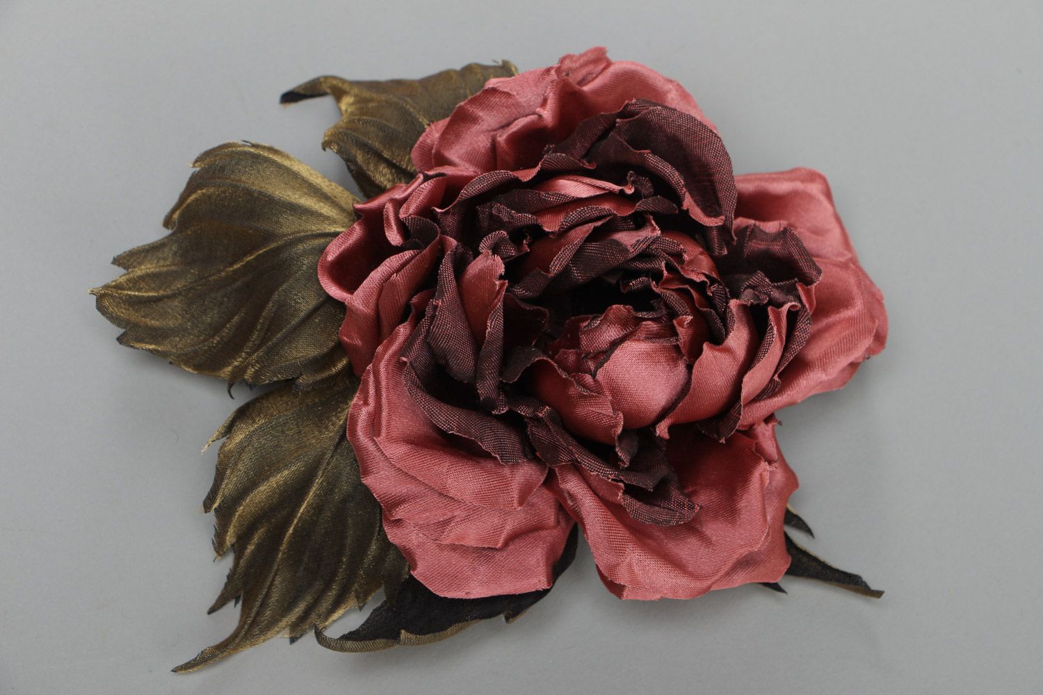 Broche de tela artesanal con forma de rosa de color burdeos de raso  foto 2