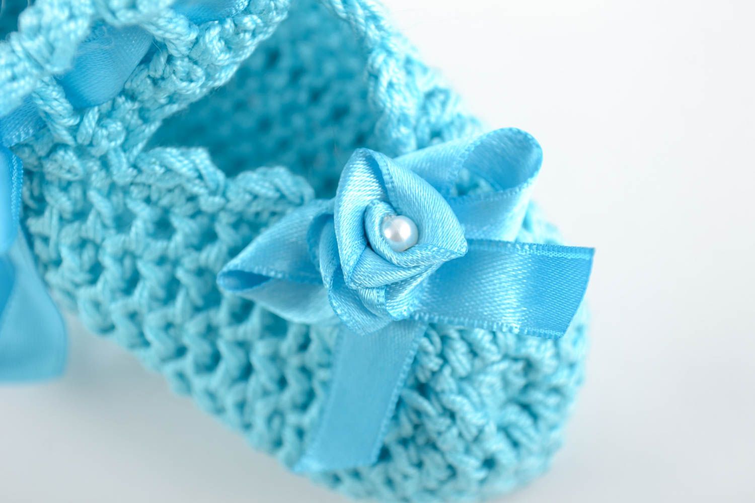 Handgemachte gehäkelte Babyschuhe aus Baumwolle blau mit Schleifen und Blumen foto 2