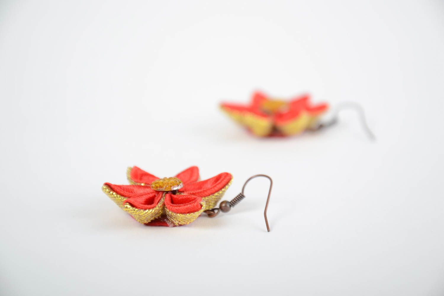 Pendientes originales hechos a mano estilosos de cintas de raso flores rojas foto 4