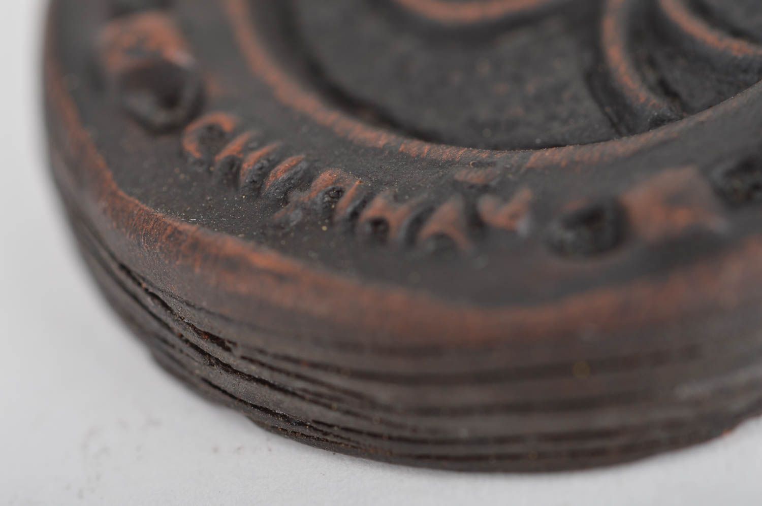 Handmade ceramic souvenir keychain in the shape of horseshoe kilned with milk photo 4