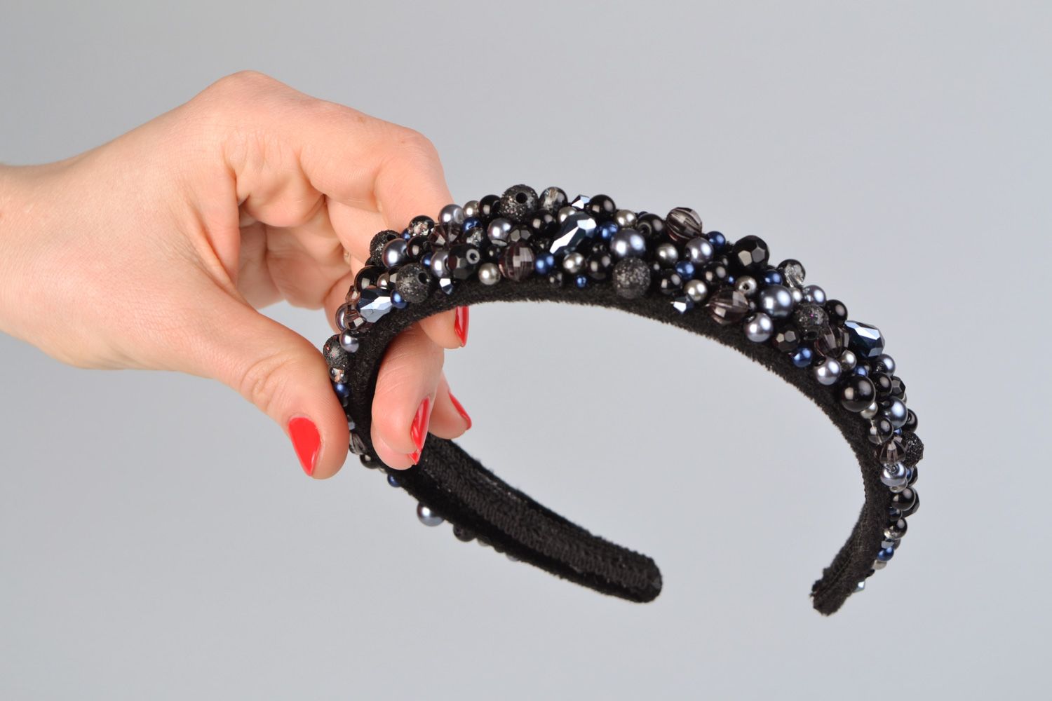 Joli serre-tête noir fait main avec perles fantaisie accessoire de soirée  photo 2