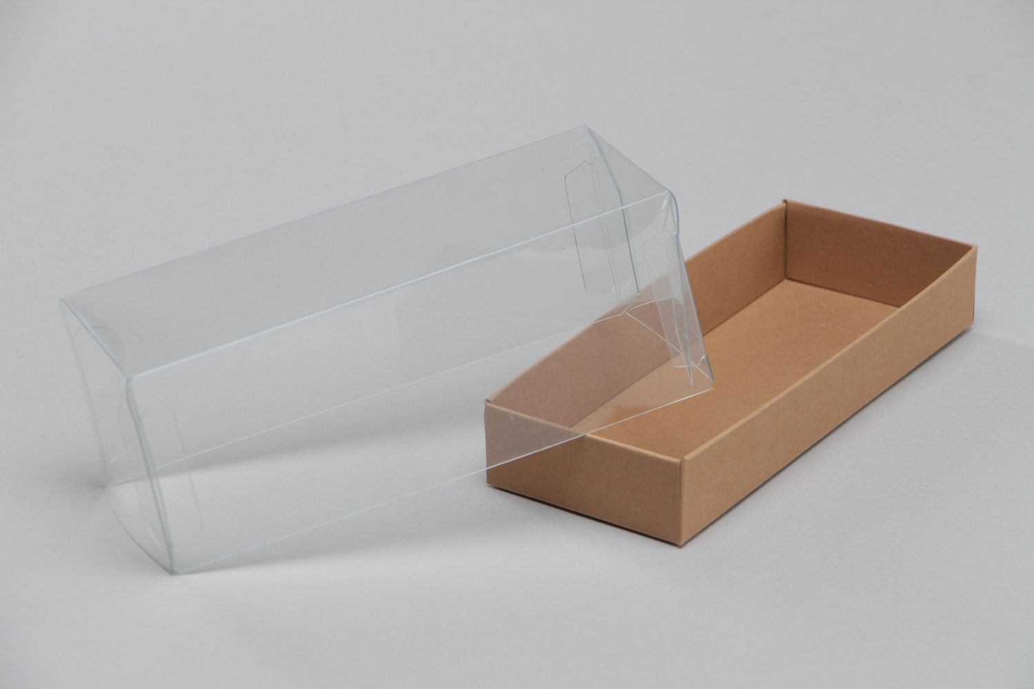 Boîte pour cadeaux allongée en carton et PVC faite main de design stylée photo 4