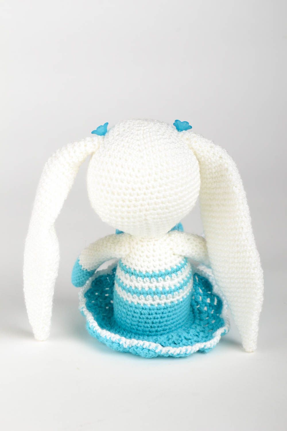 Doudou lapin blanc en robe bleu Jouet fait main tricoté Cadeau enfant original photo 5