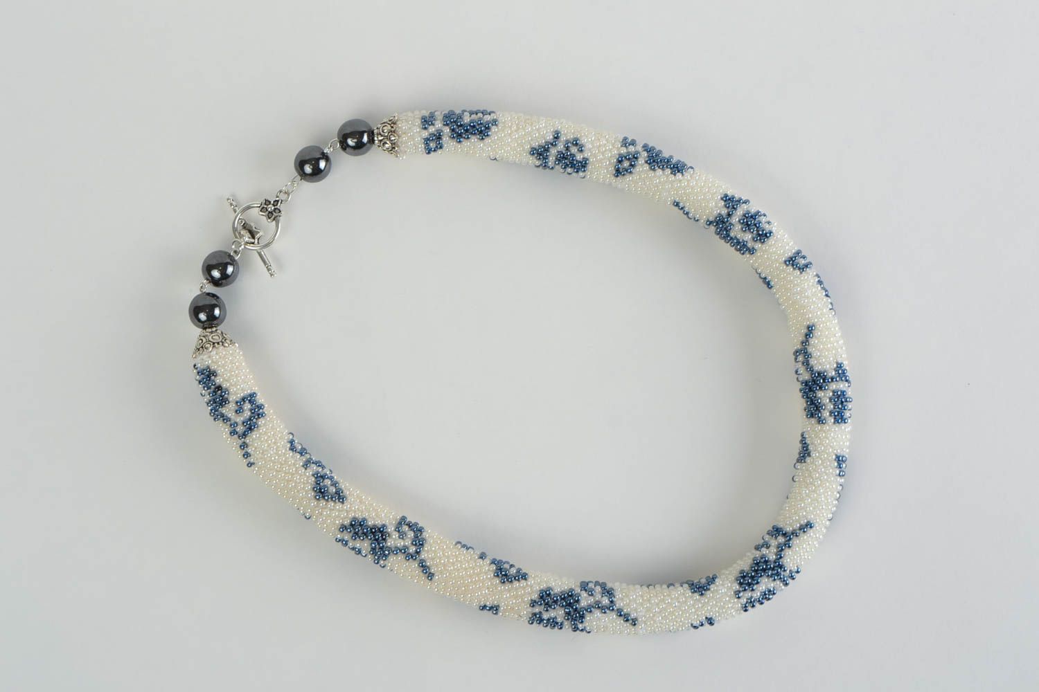 Жгут из бисера колье на шею ручной работы красивое белое с синими розами фото 5
