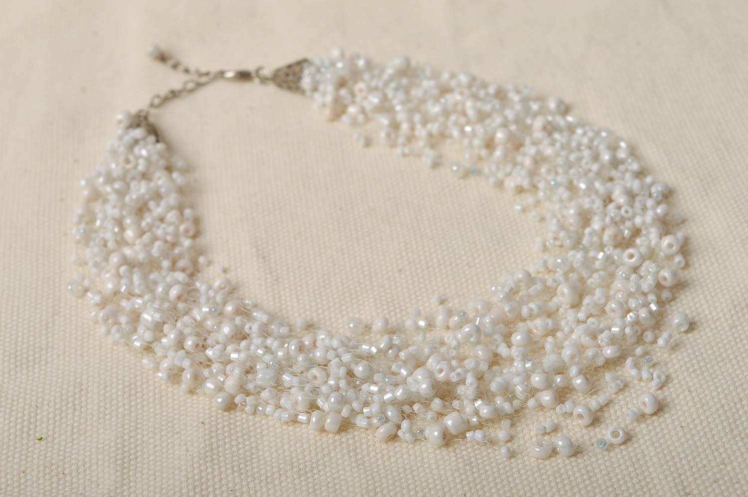 Collier blanc Bijou fait main en perles de rocaille original Cadeau femme photo 2
