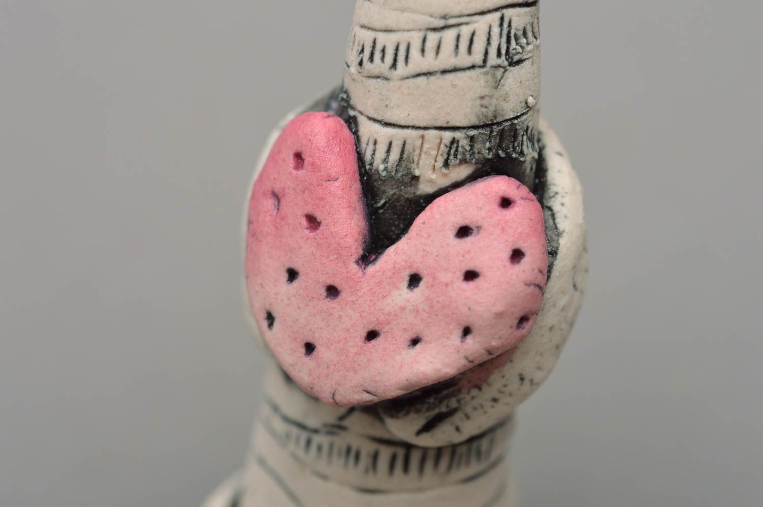 Bemalte schöne dekorative Figur aus Porzellan handmade Kater mit Herzen foto 2