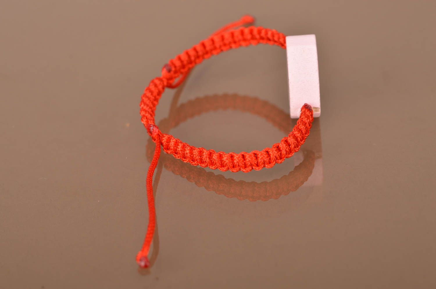 Плетеный браслет на руку красный из вощеного шнура ручной работы детский фото 3