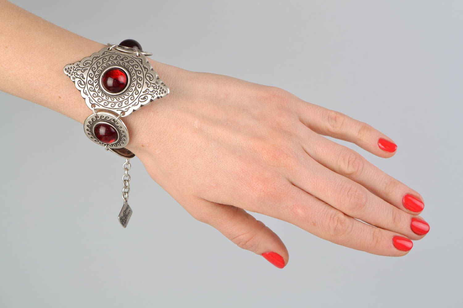 Bracelet en métal avec cabochons en verre rouges fait main ethnique pour femme photo 2