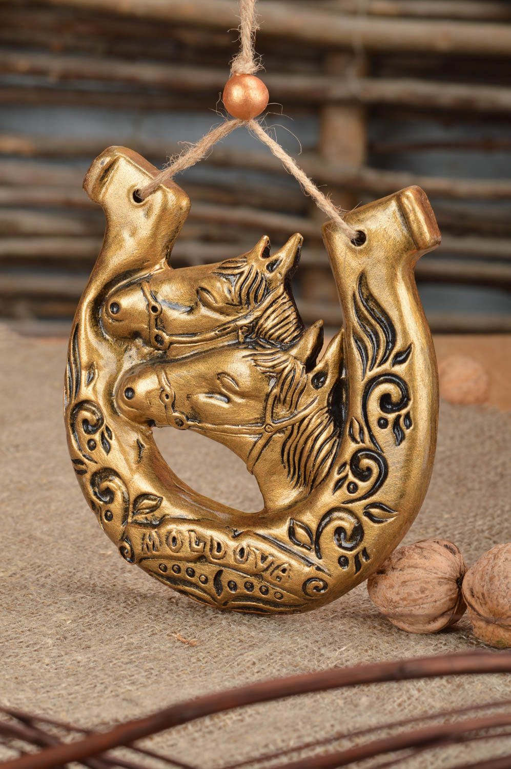 Suspension fer à cheval en terre cuite couleur dorée faite main décorative photo 1