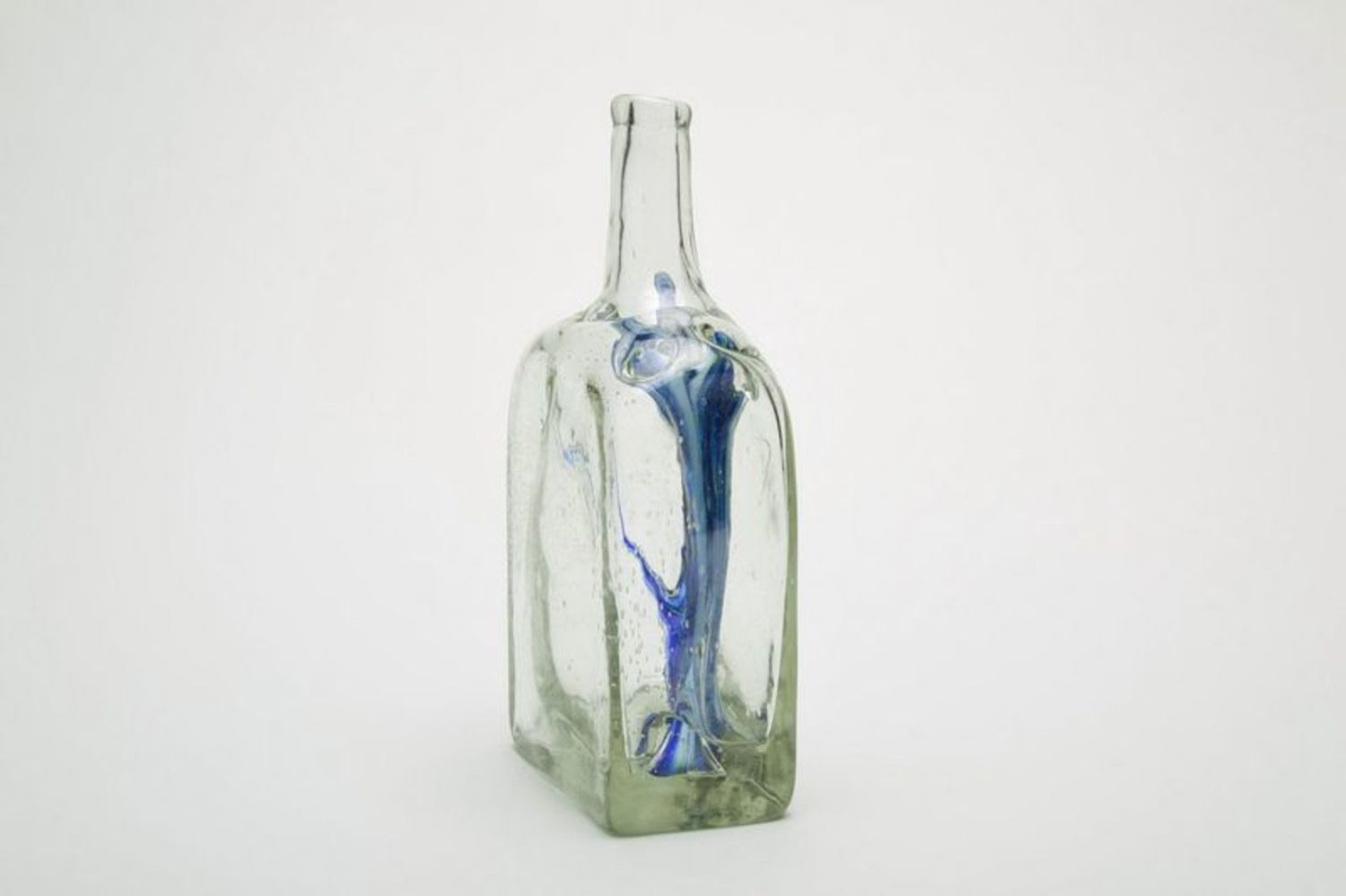 Декоративная бутылка с синим узором фото 4