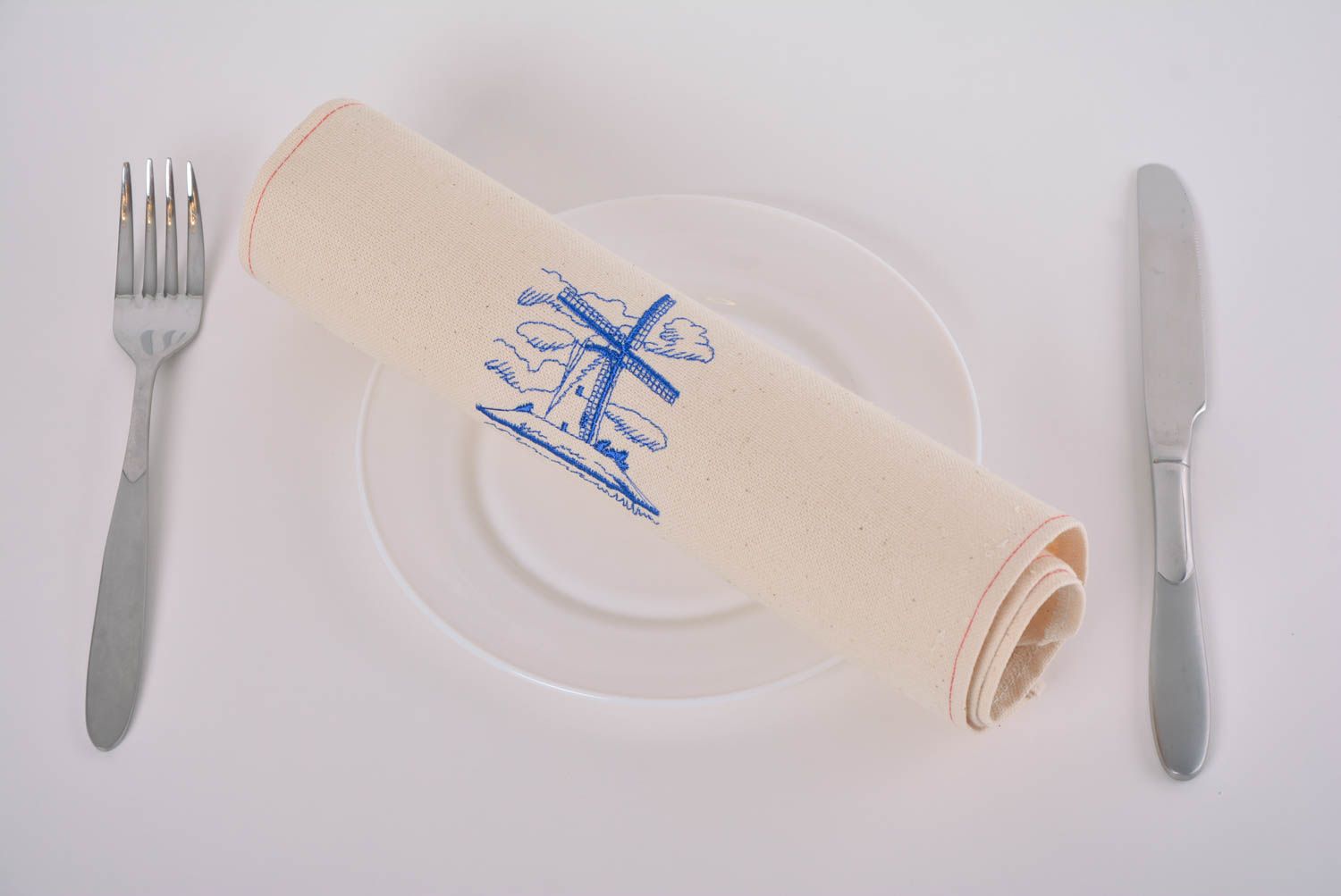 Serviette de table brodée en mi-lin faite main rectangulaire beige Moulin bleu photo 3