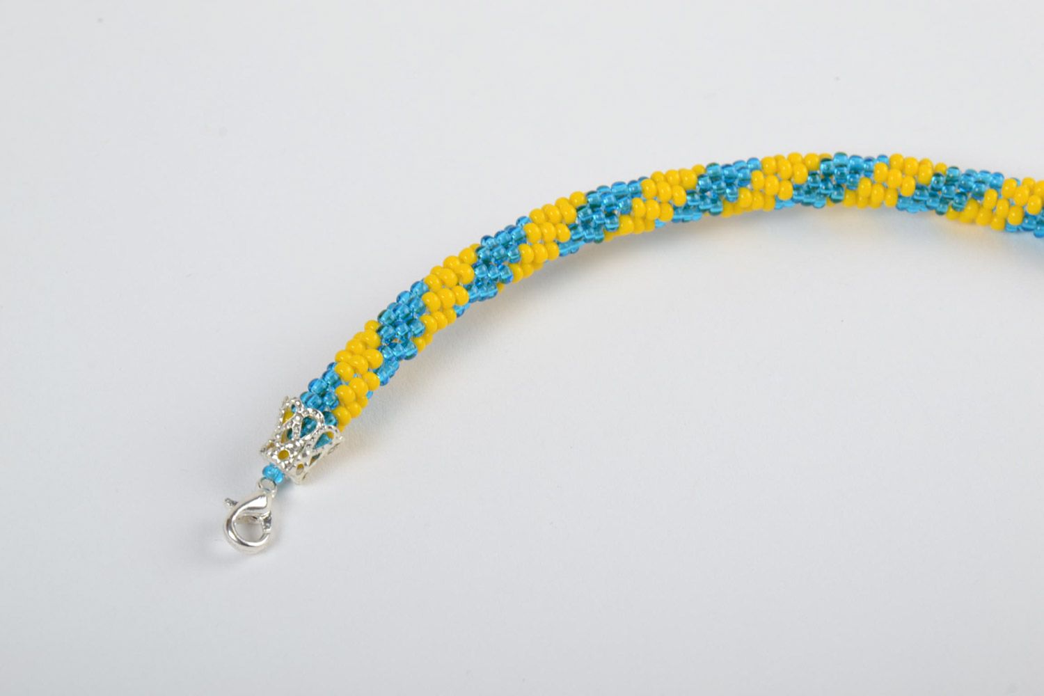 Яркий наручный браслет из бисера ручной работы желтый с голубым в форме жгута фото 3