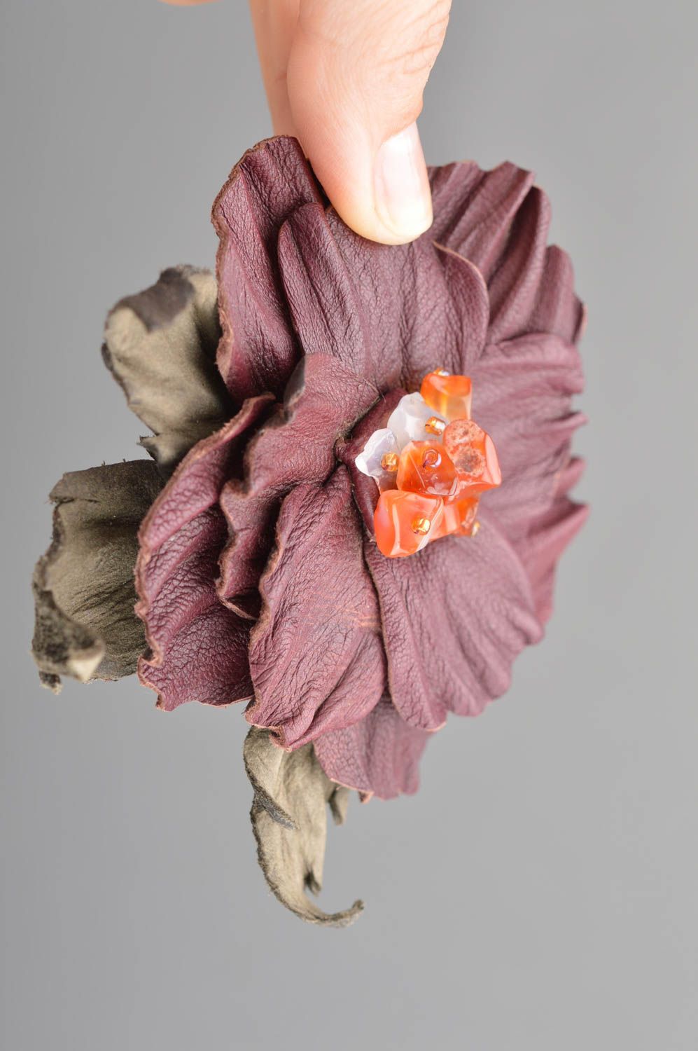 Broche en cuir fleur grande faite main mauve accessoire de créateur original photo 3