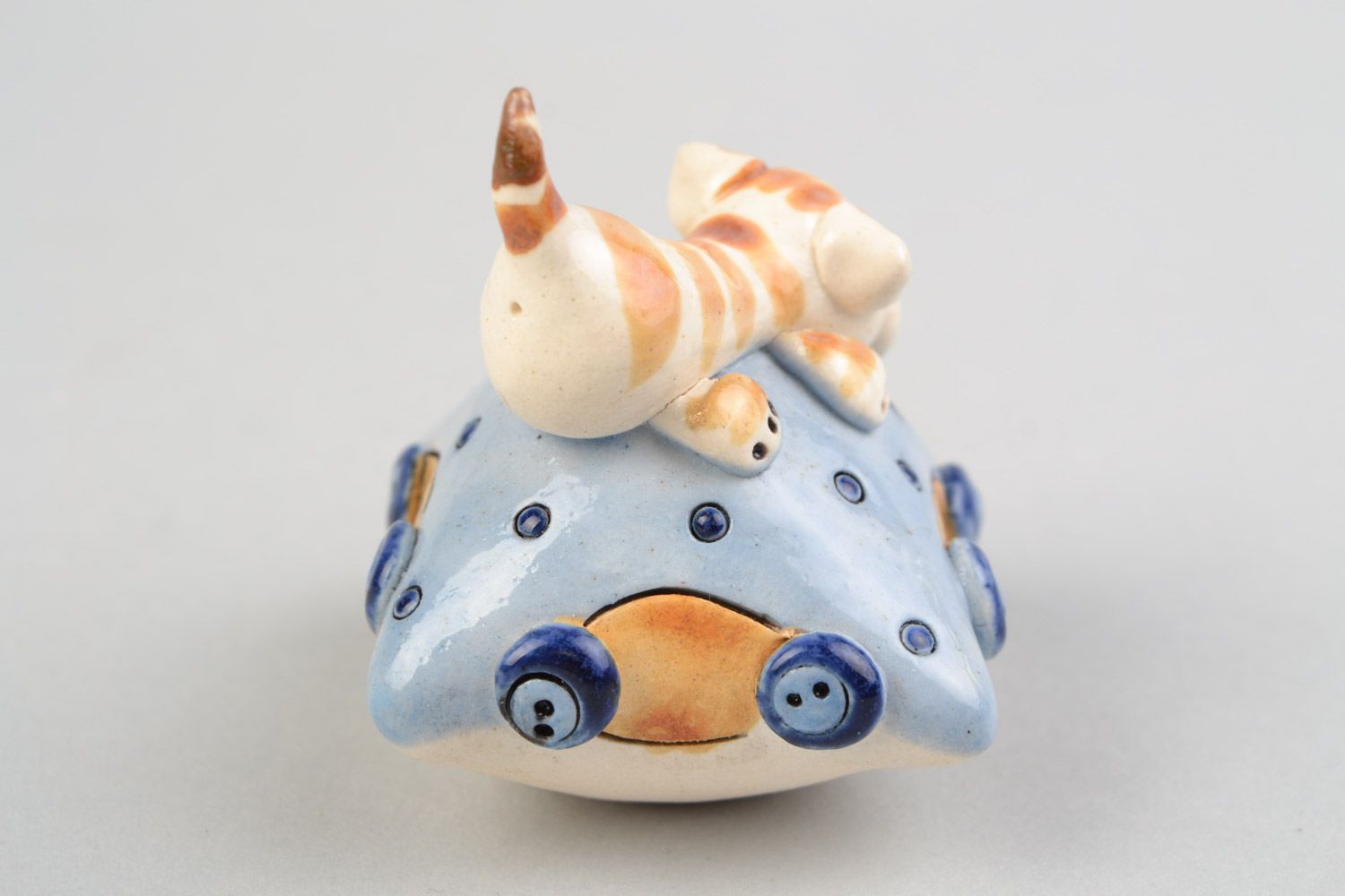 Figura de cerámica artesanal pintada con barniz gatito por encima de la almohada foto 5