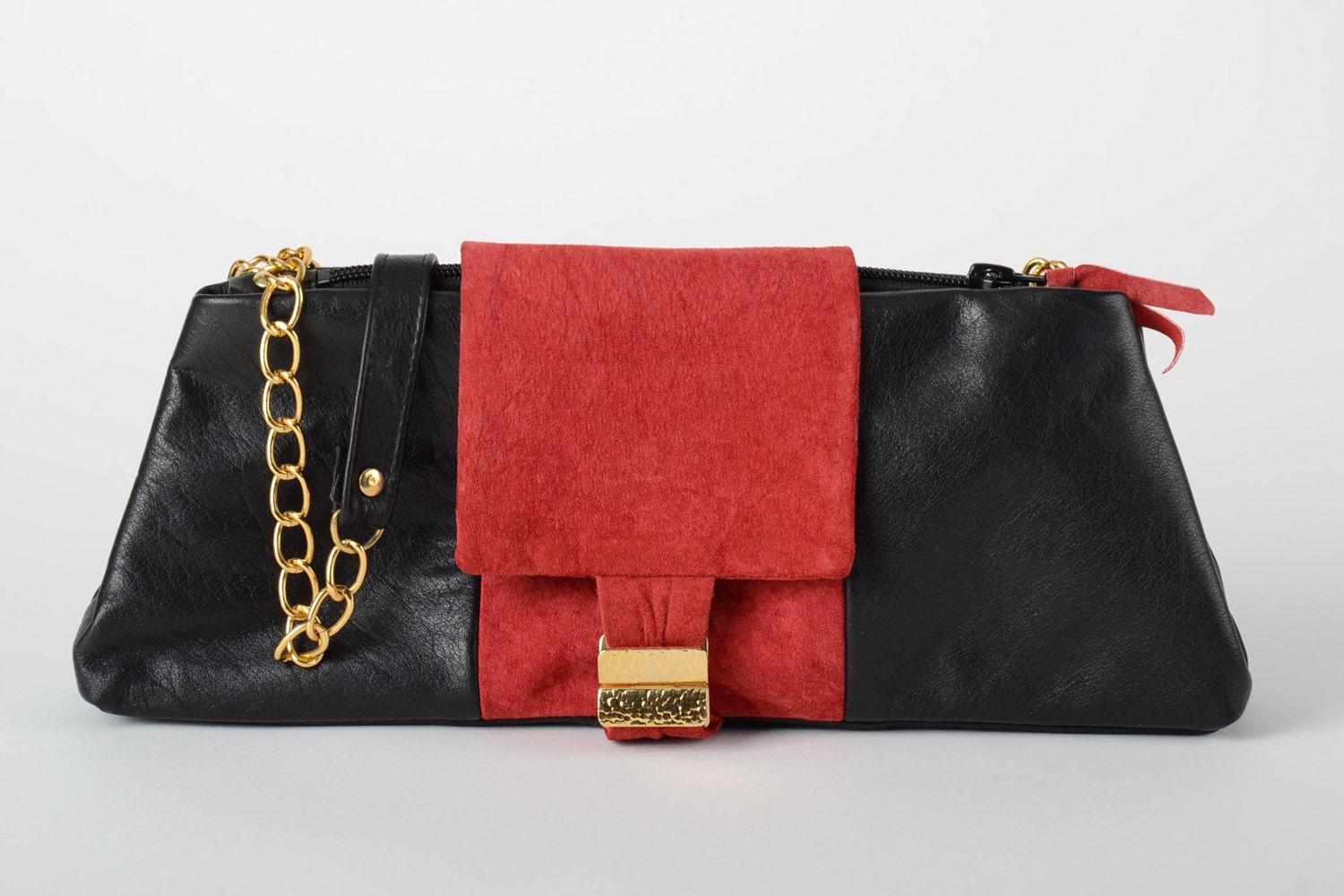 Handmade women's clutch bag sewn of black genuine leather with red inserts on chain photo 2