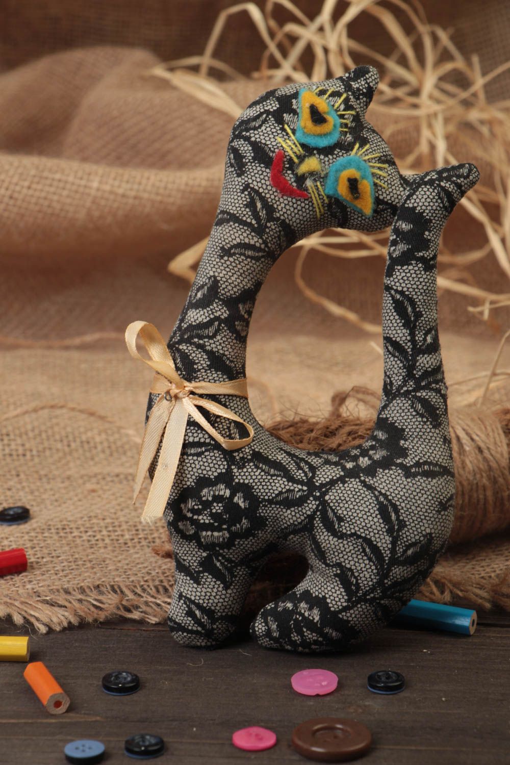 Мягкая игрушка ручной работы кошечка из хлопчатобумажной ткани и фетра фото 1