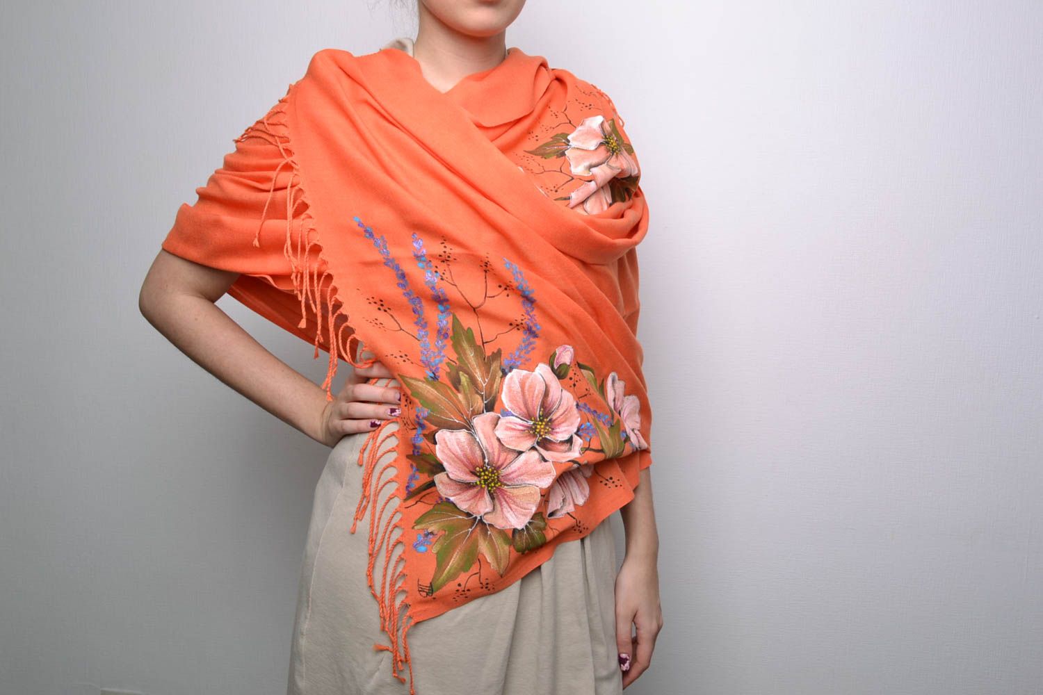 Foulard orange en cachemire avec fleurs peint fait main et original pour femme photo 1