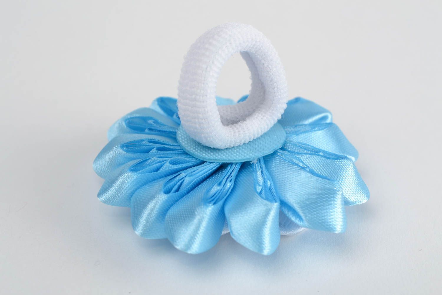 Weiß blauer Haargummi Blume handmade aus Atlasbändern schön für kleine Mädchen foto 5