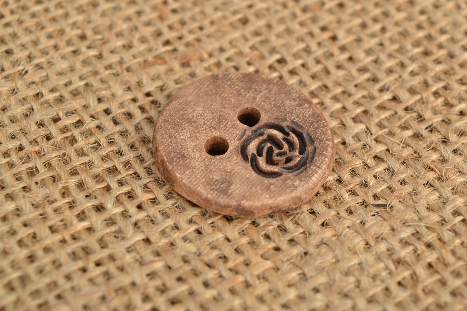 Botão de argila feito à mão  foto 1