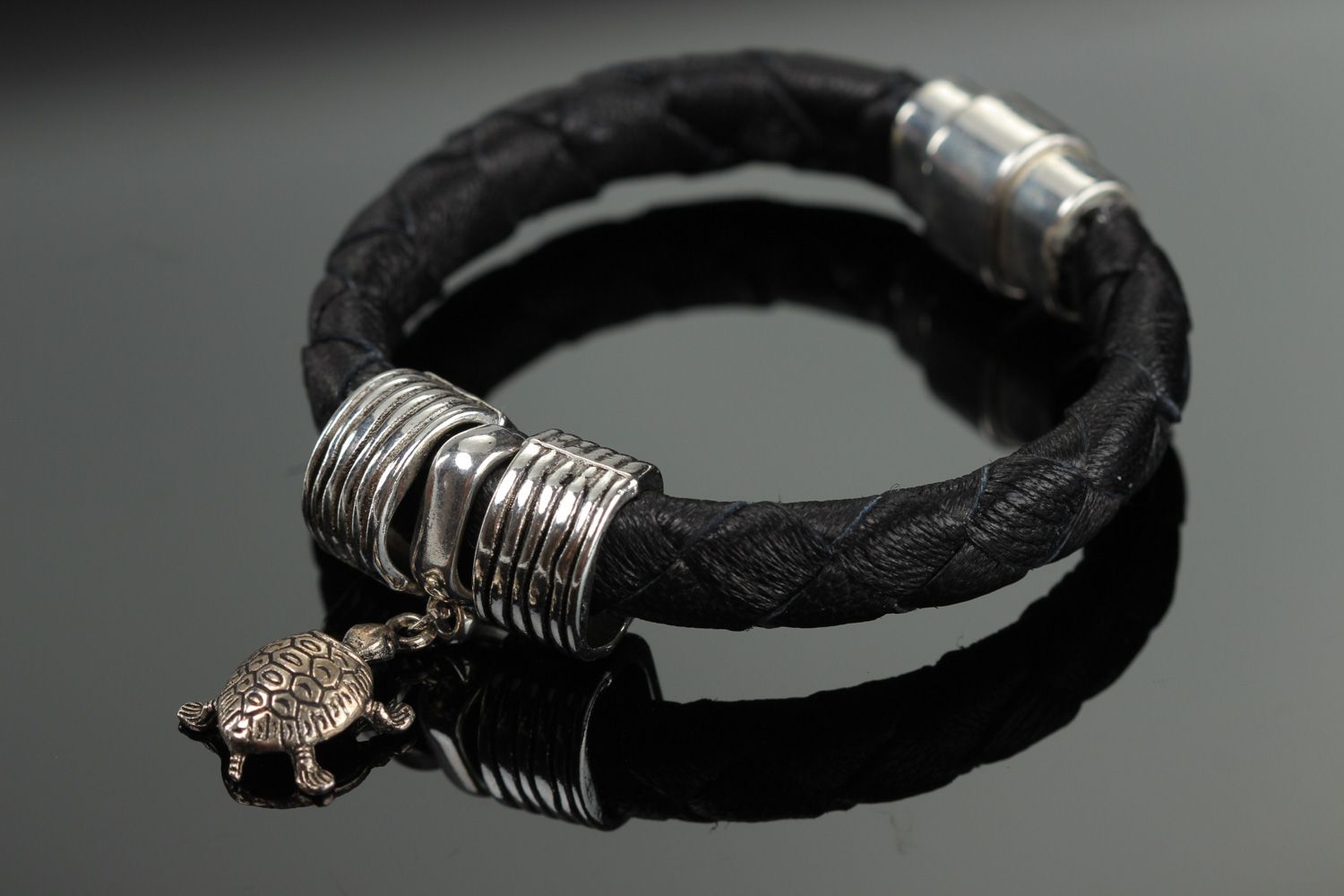Bracelet en cuir naturel noir avec breloque métallique fait main unisexe Tortue photo 1
