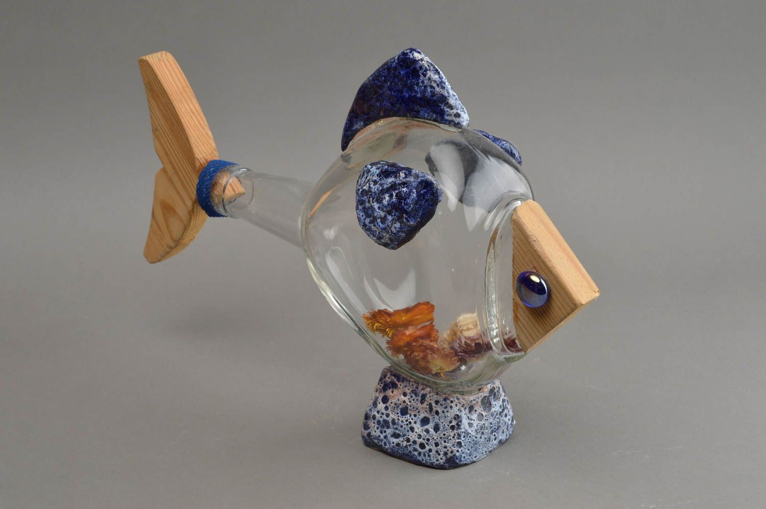Статуэтка рыбы птицы на основе стеклянной бутылки ручной работы авторский декор фото 3