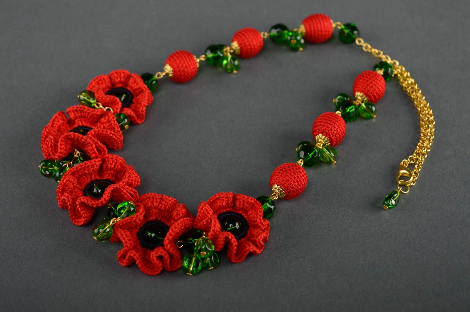 Rote gehäkelte Halskette mit Blumen foto 1